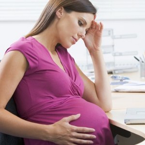 schwanger-stress-burnout-zusammenbruch-depressionen-mann-arbeit-kind